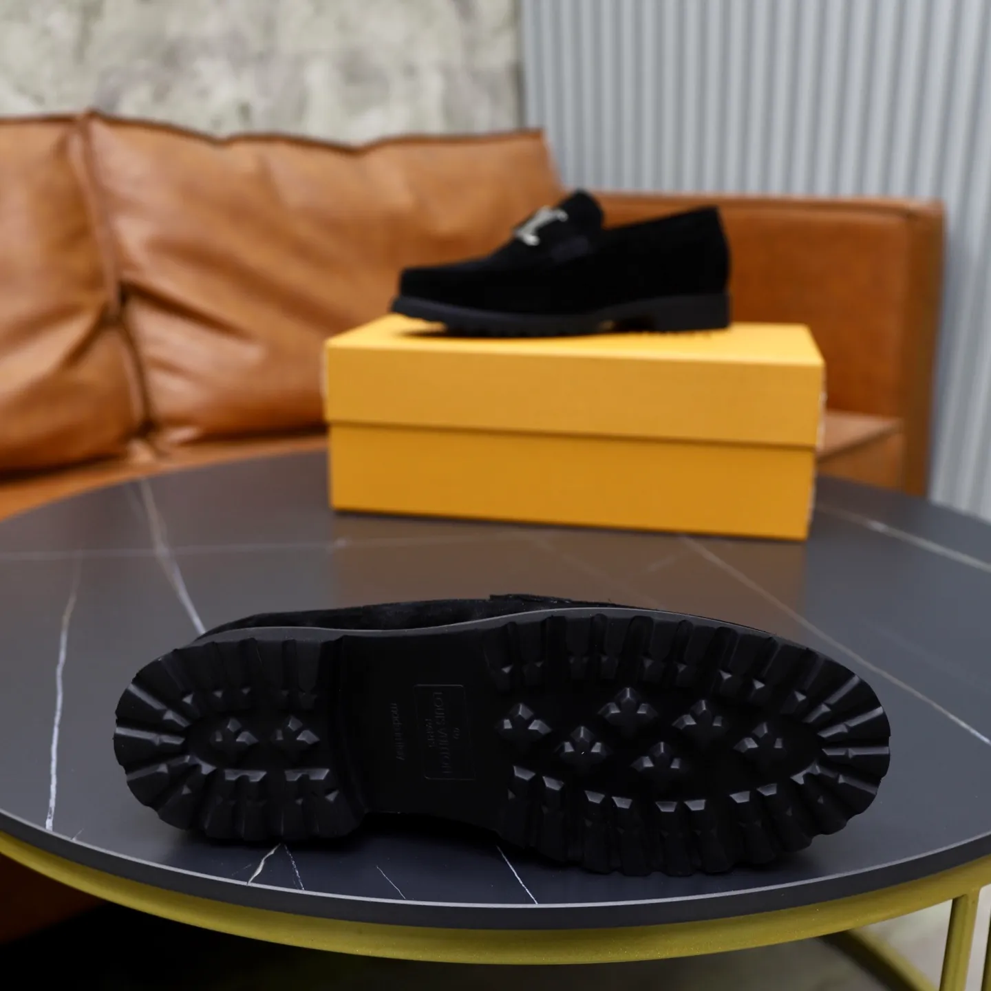 Ex-factory price: 600💰Louis Vuitton LV men's classic Oxford shoes, men's business formal boutique leather shoes, classic style, almond kernel exquisite toe, ultimate art, the whole shoe is made of imported cow leather (open edge beads), carefully selected, fine pores, excellent gloss, soft texture, strong toughness, durable and not easy to deform, apricot fetal cowhide leather lining, soft and comfortable, sweat-absorbent and breathable. Foam outsole, original box and dust bag packaging! Size: 38–44 (45/46 customized)